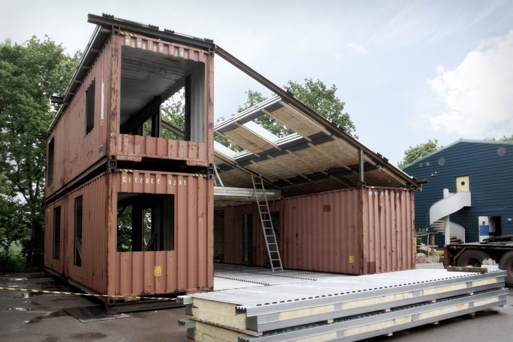 Construction d'une maison avec 3 containers