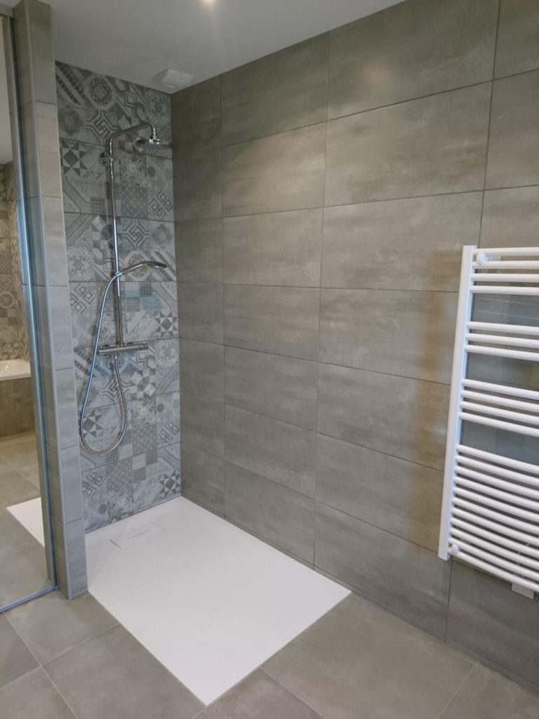 Un receveur de douche encastré blanc pour réaliser une douche à l'italienne