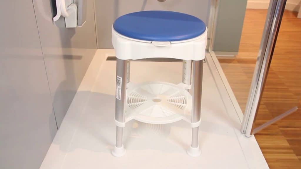Un tabouret pour senior dans une douche.