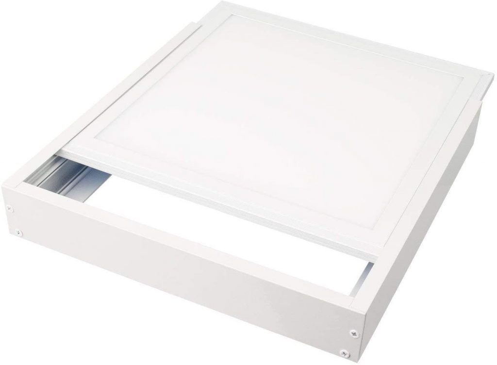 Un kit en saillie de couleur blanche pour se fondre discrètement dans le plafond