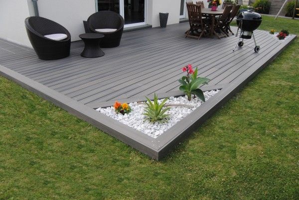 terrasse en matériaux composites avec espace vert