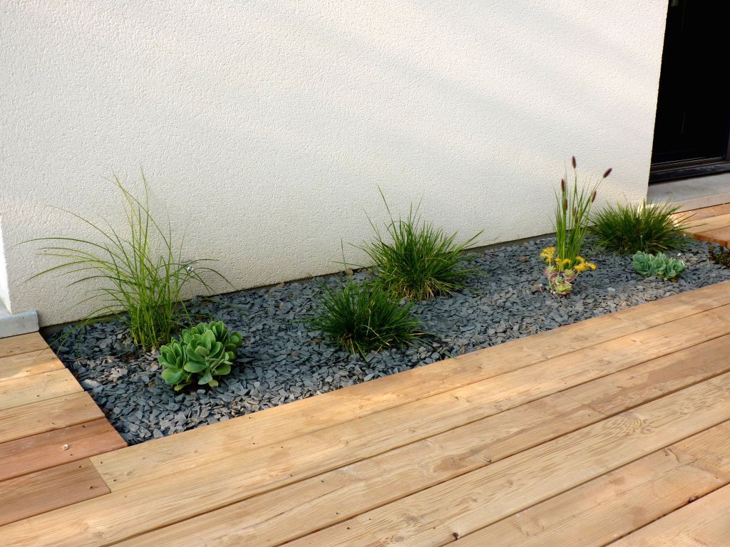 terrasse en bois avec graviers et plantes vertes