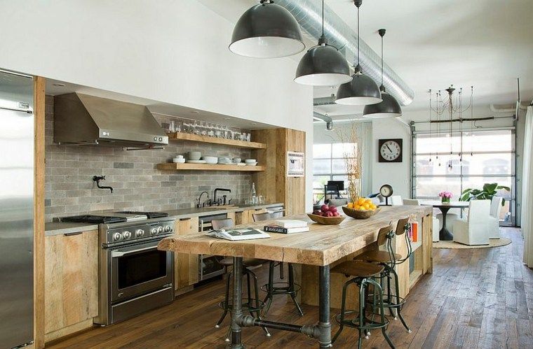 Une cuisine industrielle rustique ouverte sur un salon.